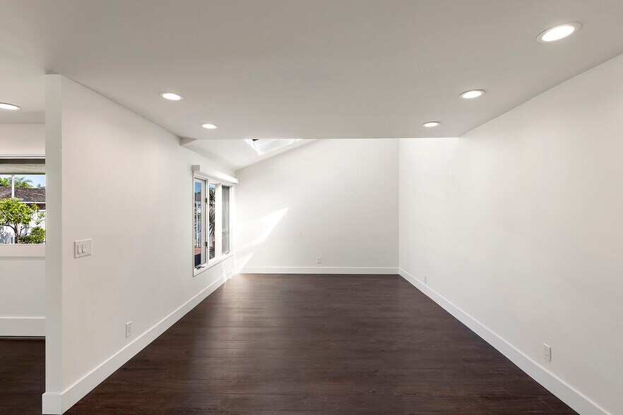 Building Photo - 1901 Altura Dr