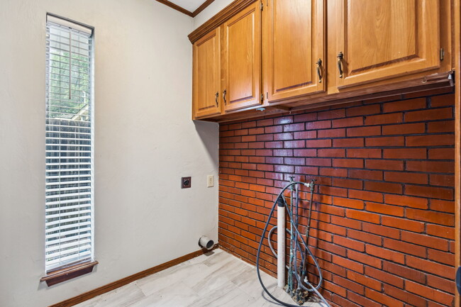 Building Photo - 10001 Ridgeview Dr