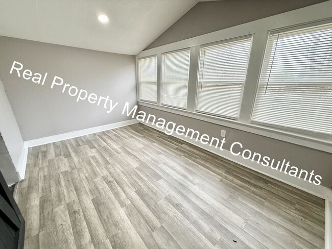 Building Photo - 3-Bedroom Home with Modern Updates Throughout
