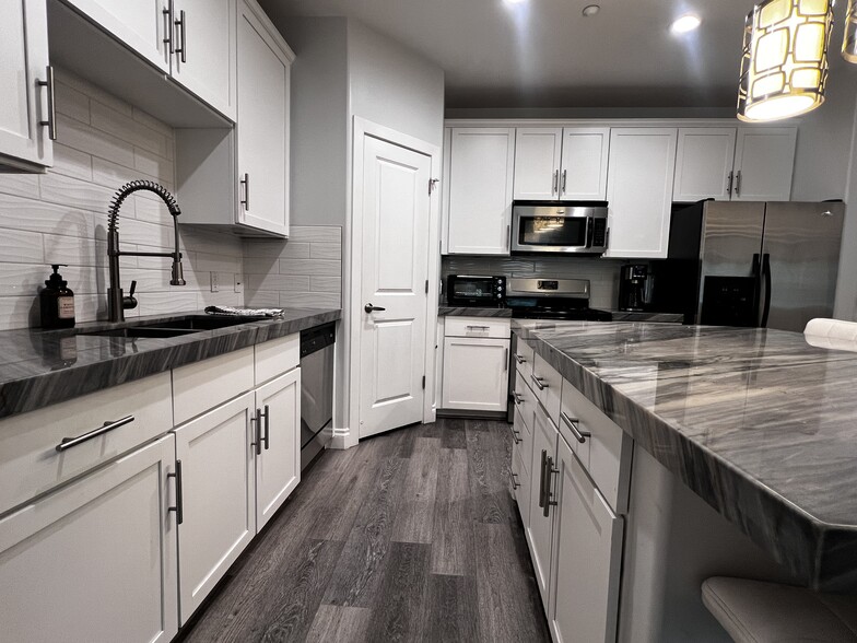 Building Photo - 945 E Playa del Norte Dr