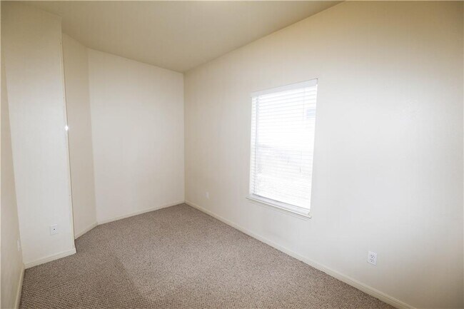 Building Photo - 611 Zennia St