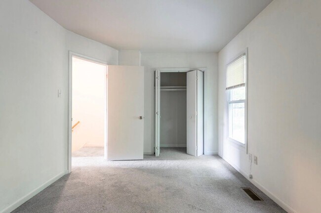 Building Photo - 15249 Broadwater Cir