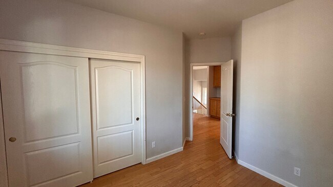 Building Photo - Just listed