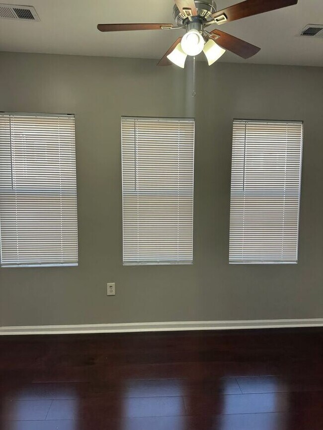 Building Photo - 4 bedrooms