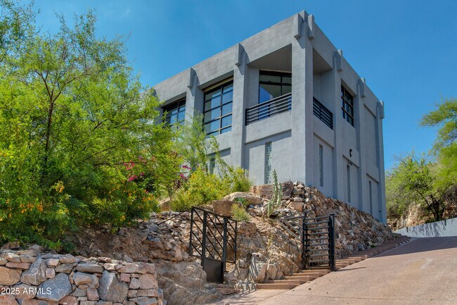 Primary Photo - 4228 E Highlands Dr