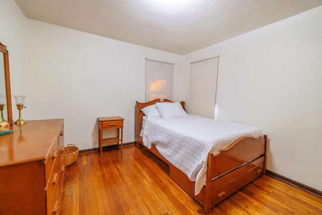 Building Photo - 2536 E 8th St