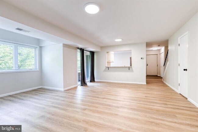 Building Photo - Welcome to contemporary luxury living in this beautifully renovated 2bd 2.5bth penthouse condo