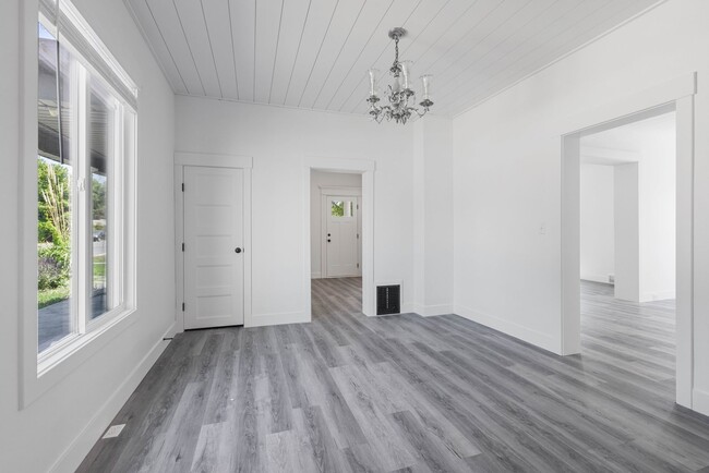 Building Photo - 5 Bed 2 Bath MODERN HERITAGE HOME