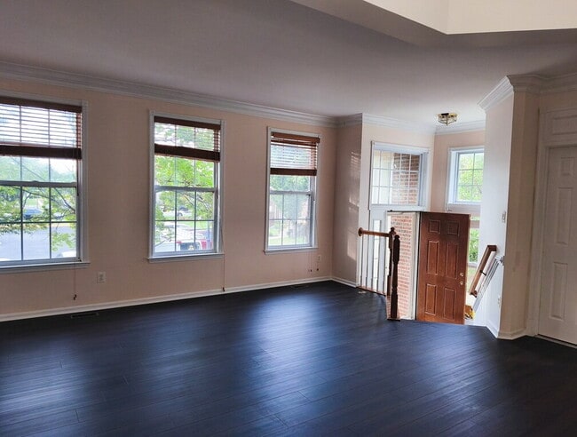 Building Photo - Exceptional End-Unit Townhome with Expansi...