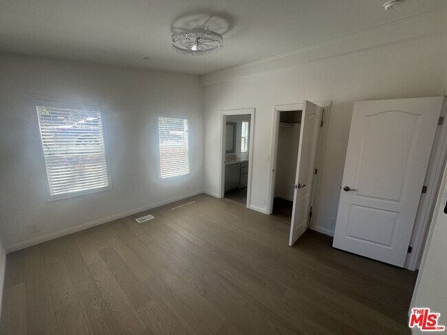 Building Photo - 1336 La Crescenta Dr