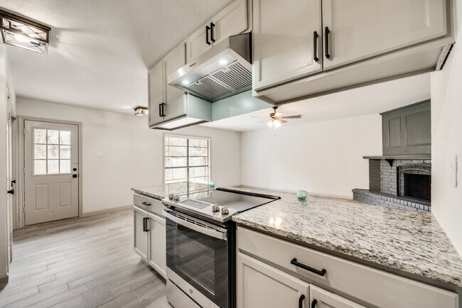 Building Photo - Charming 3-Bedroom Home with 2 Full Baths ...