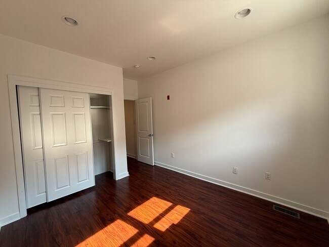 Building Photo - Newly Renovated Triplex East Passyunk