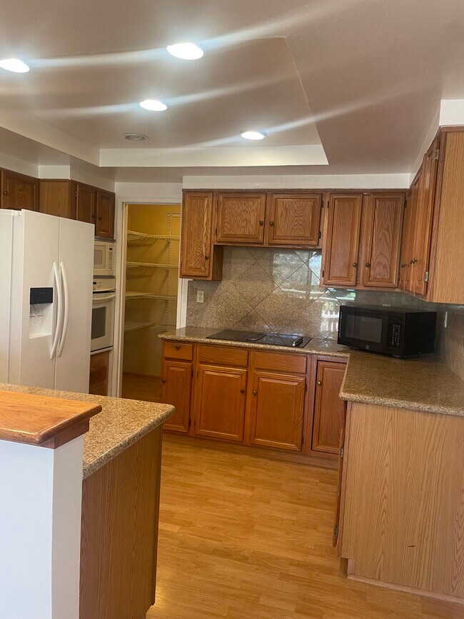 Building Photo - 24020 Janssen Ct