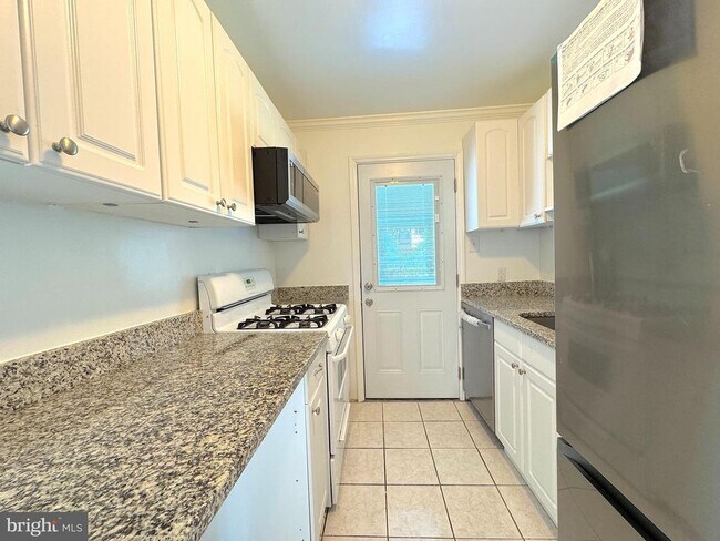 Building Photo - 5700 Fenwick Dr