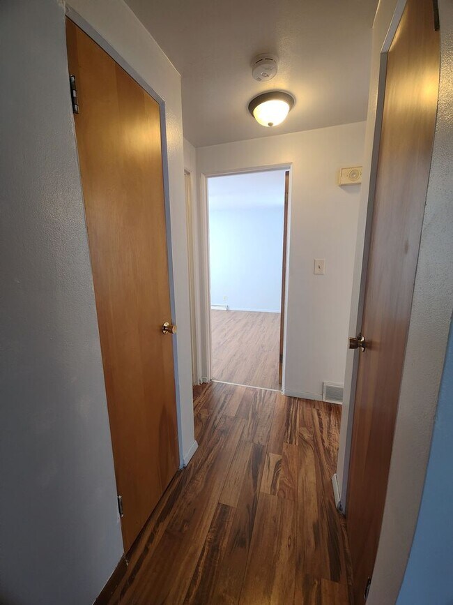 Building Photo - 1059 Gillingham Rd