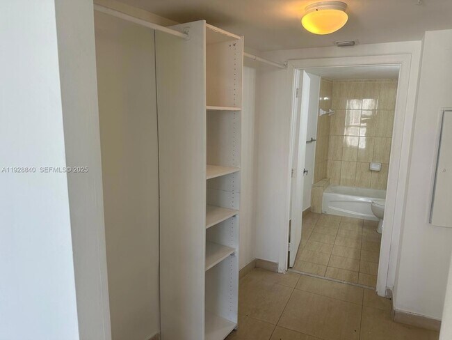 Building Photo - 1750 N Bayshore Dr