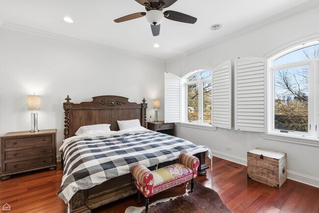 Building Photo - 952 N Racine Ave