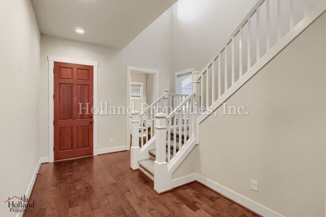 Building Photo - 17435 SW Forest Hollow St