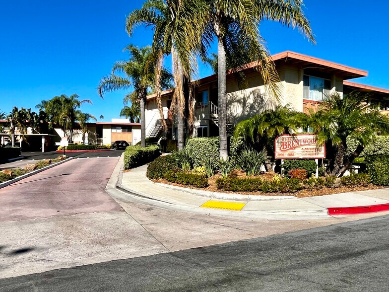 Complex entry - 6824 Hyde Park Dr