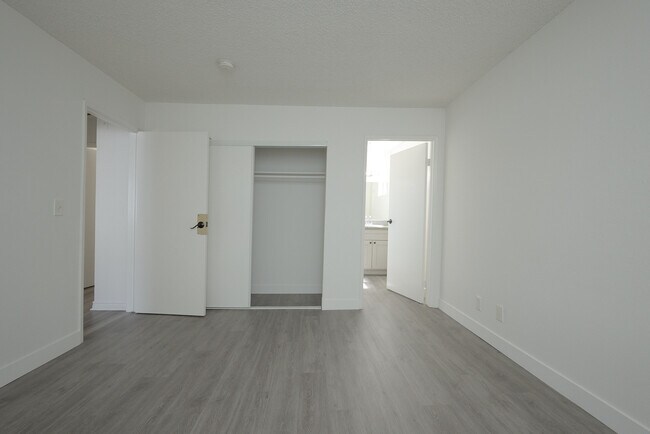 Building Photo - 943 Elden Ave