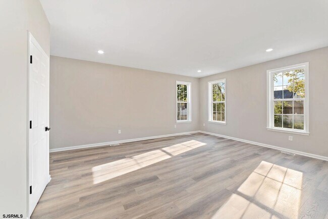 Building Photo - 447 Redwood Ave