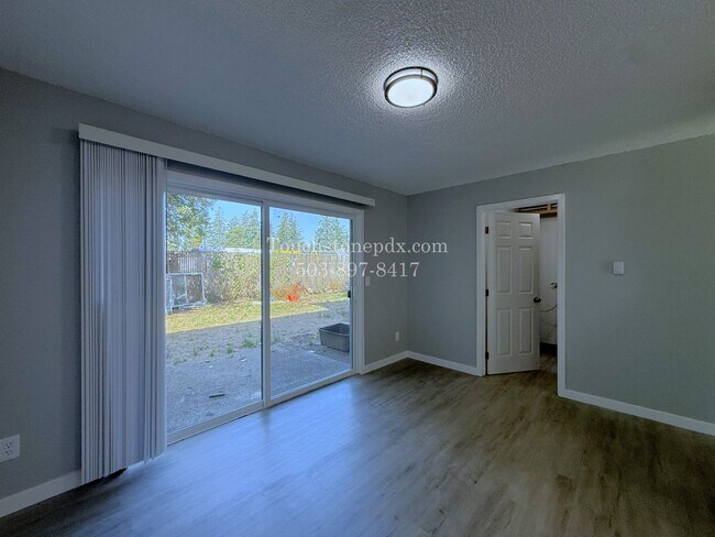 Building Photo - Bright East Portland 3 Bed Apartment Home with Two-Level Layout and Assigned Parking