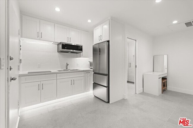 Building Photo - 8787 Shoreham Dr