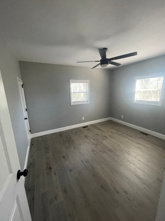 Building Photo - 916 9th St NE