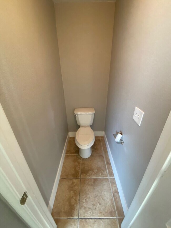 Building Photo - 127 Newburg Ave