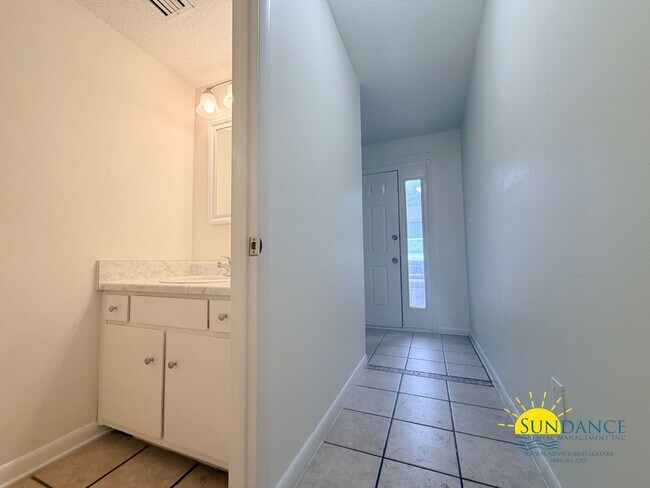 Building Photo - Beautiful 2 Bedroom townhome in Fort Walton Beach in between Hurlburt Field & Eglin Airforce Base!