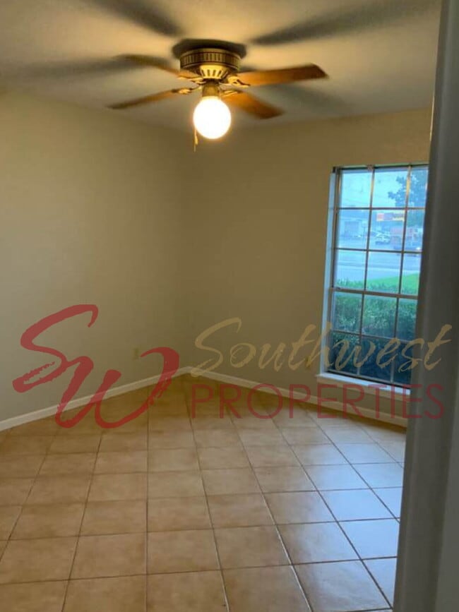 Building Photo - Spacious 3 bedroom 2 bath with lots of par...
