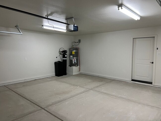 Building Photo - Newer - 3 Bedroom - 2 Car Garage Home with Fenced Back Yard and Gates