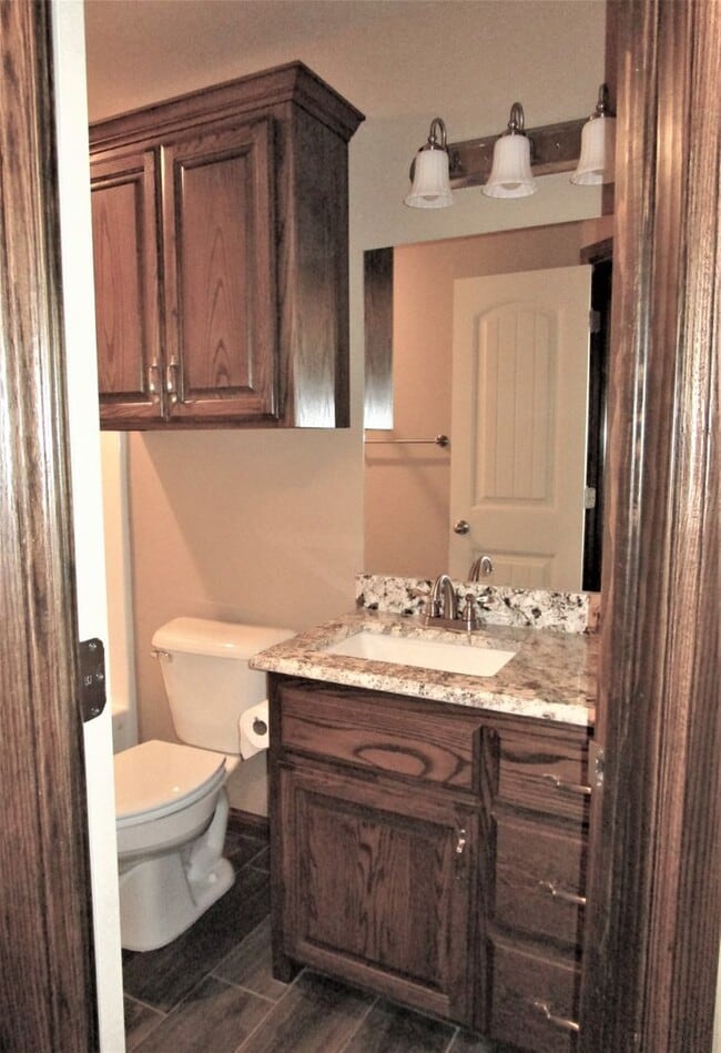 Building Photo - Like New!  3 bedroom 2 bath 2 car garage!
