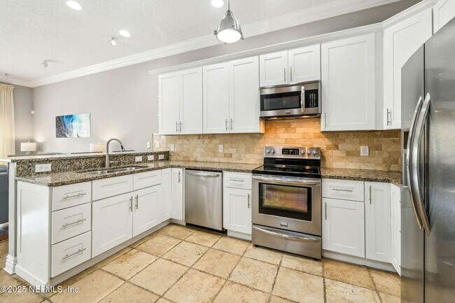 Building Photo - 137 3rd St S
