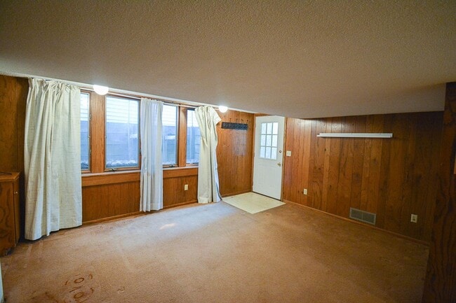 Building Photo - 619 2nd St NW