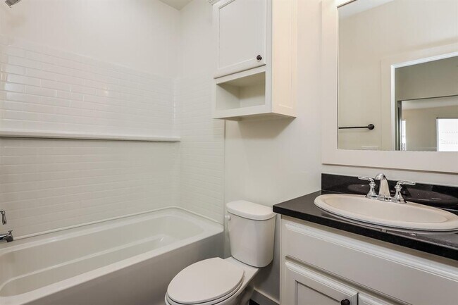 Building Photo - 320 W 3rd St