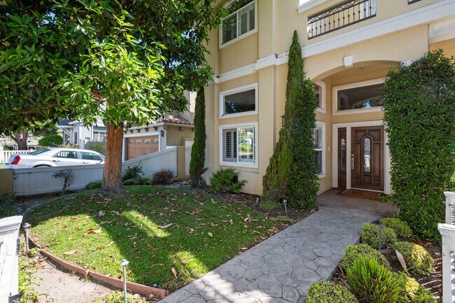 Building Photo - Spacious detached townhome available in So...