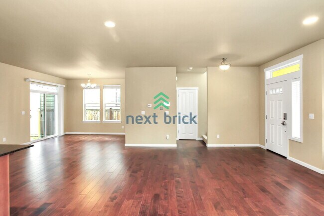 Building Photo - 3 Bed and 2.5 Bath Single-family Home Avai...