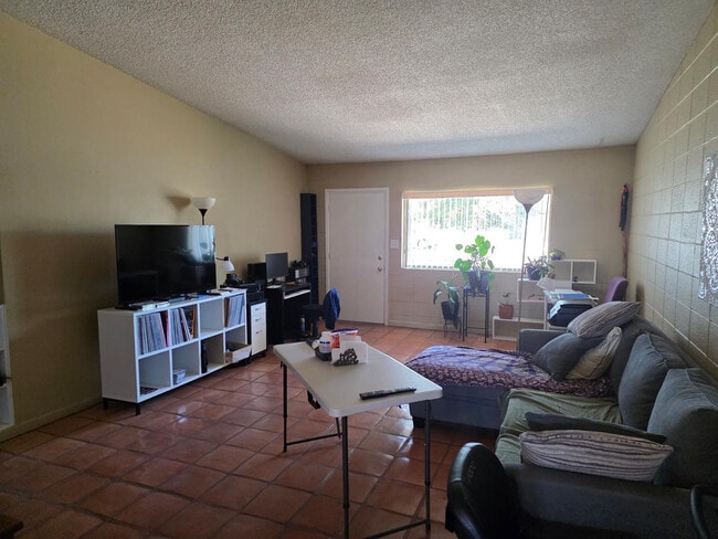 Building Photo - 7045 E Wilshire Dr