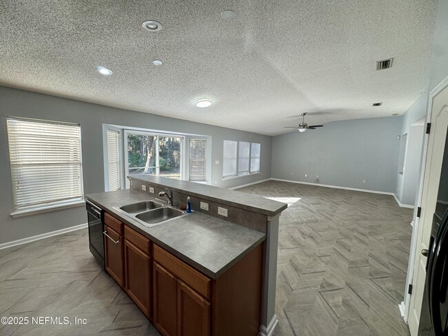 Building Photo - 11690 Brian Lakes Dr N