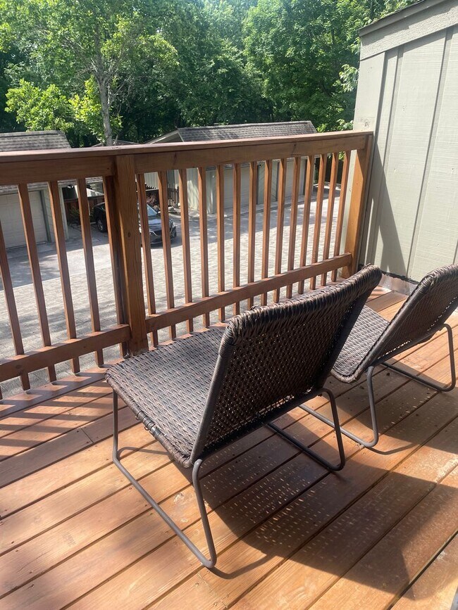 Building Photo - Knoxville 37918 - 2 bedroom, 2.5 bath Townhome - Contact Lisa Vineyard & Shannon Russell (865) 21...