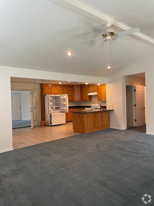 Building Photo - Large Home!