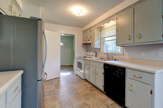 Building Photo - 204 Bob White Dr