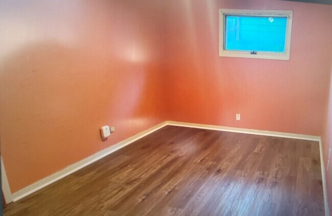 Building Photo - Large 3 bed 2 bath