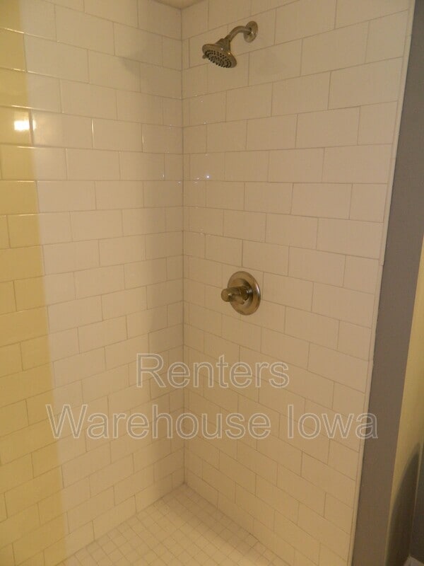 Building Photo - 809 SE 12th St