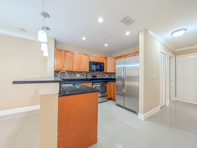 Building Photo - Beautifully remodeled condo for rent in Metrowest!