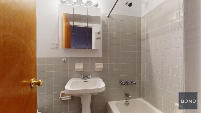 Building Photo - 415 E 73rd St