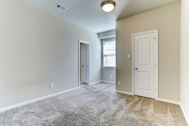 Building Photo - 2527 Terrace Point Dr