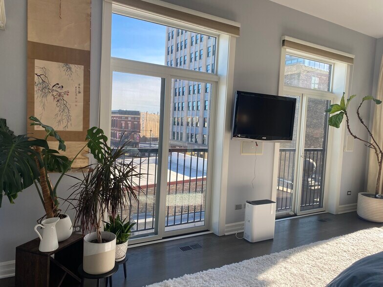 Master Bedroom - 1631 N Milwaukee Ave