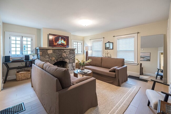 Building Photo - Quaint 4 bedroom Erie Home with Central Air & Garage Parking